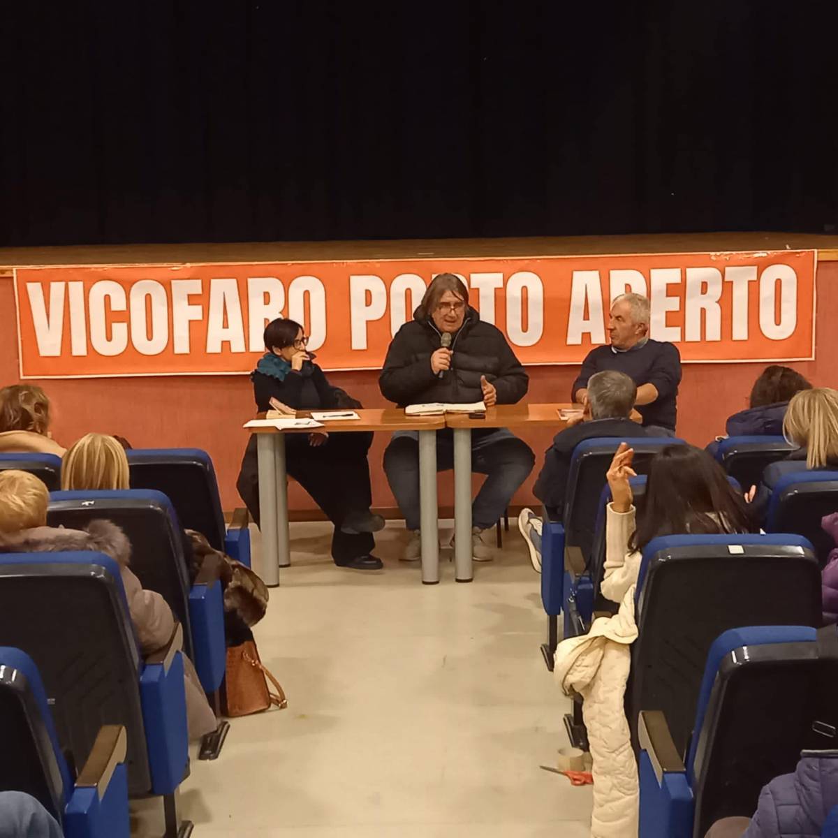 Don Biancalani in un incontro dedicato all'esperienza di Vicofaro